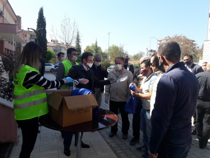 Sosyal yardım parasını dağıtacak personele maske ve yelek 