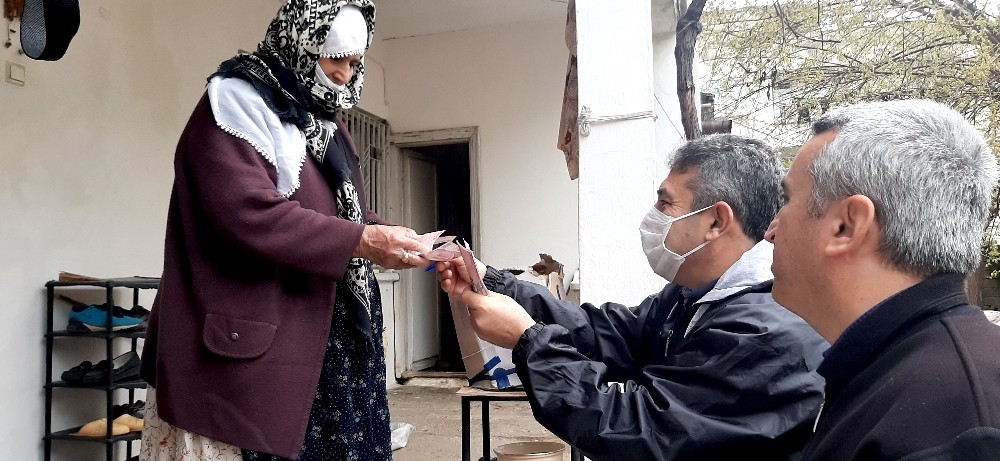 Sosyal yardımlar kapı kapı dağıtılıyor 