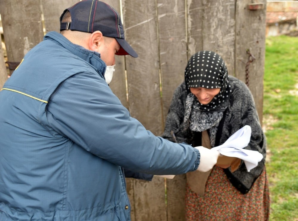 Sosyal yardımları PTT görevlileri evlere dağıtılıyor 