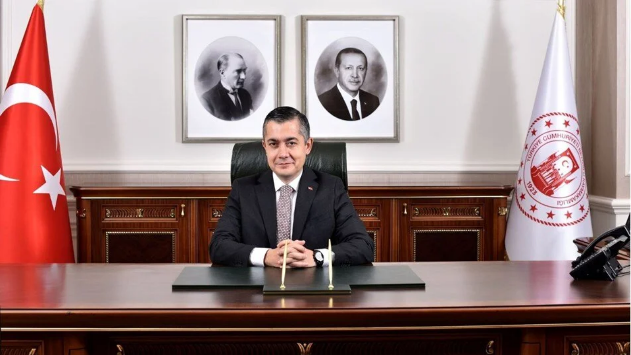 Şov Ekrem’den, hizmet kayyımdan! PKK üyesi Özer gitti, hizmet geldi