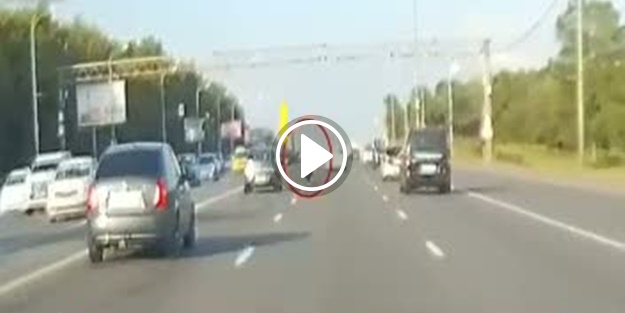 Şov yapmak isteyen motosikletli canından oluyordu