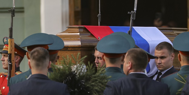 Sovyetlerin son lideri Moskova'da toprağa verildi