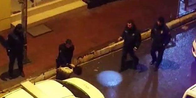Soydukları binadan çıkarken polislere enselendiler