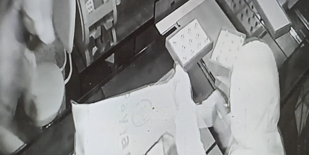 Soygun için yaptıkları şeye bakın! Kuyumcuyu soymak için levye ile...