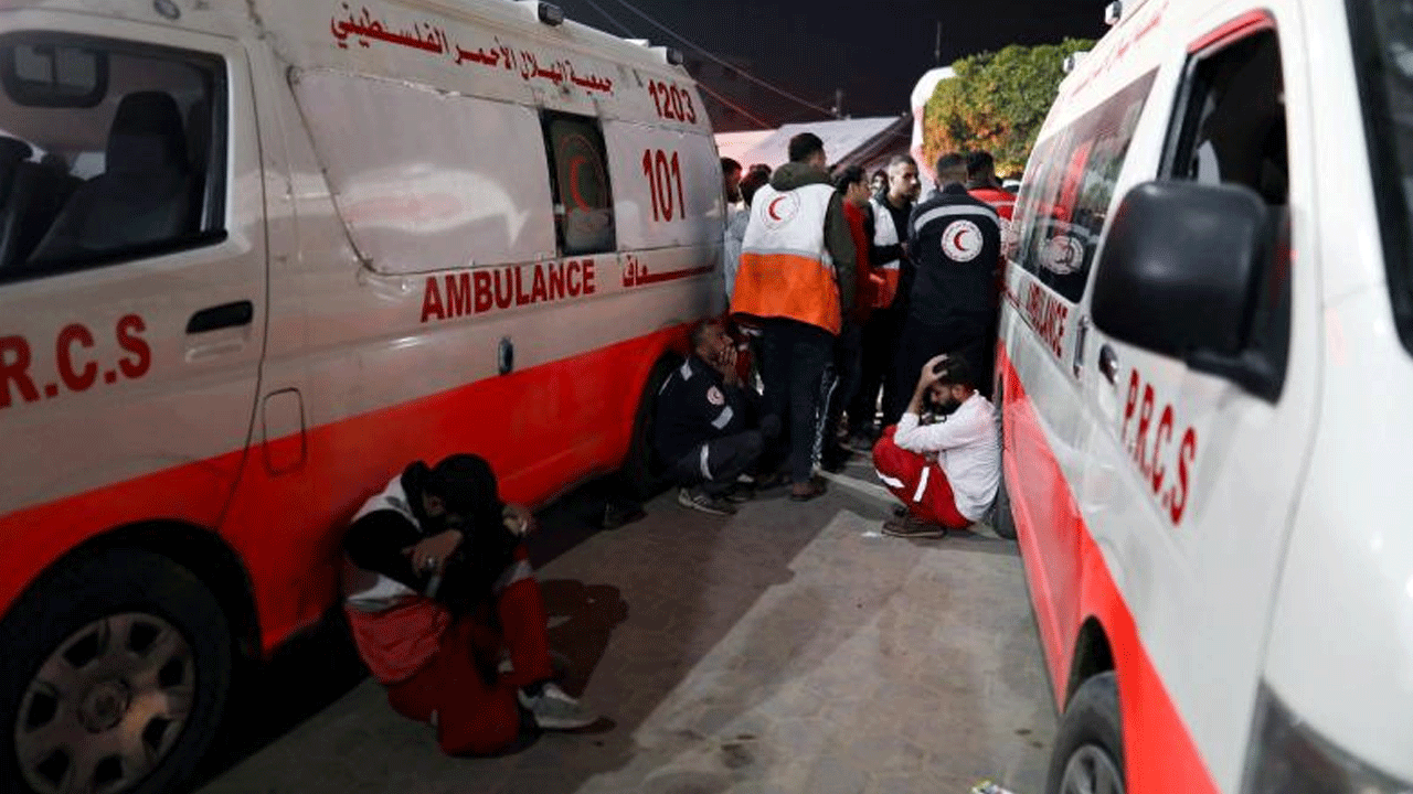 Soykırım durmuyor! İsrail Gazze'de ambulansı vurdu