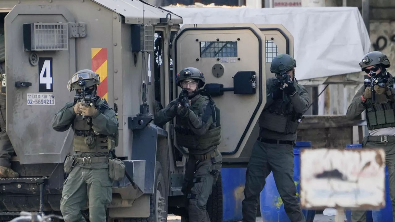 Soykırımcı İsrail Filistin'e saldırı düzenledi: İsrail askerlerinden Batı Şeria'ya baskın