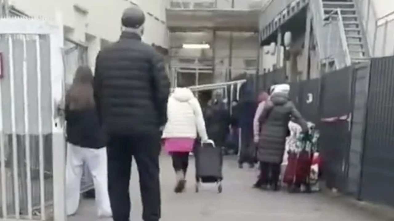 Söylenince inkar ediyorlar alın size videosu! Almanlar gıda yardımı kuyruğunda