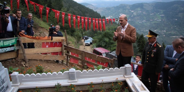 Soylu, Eren'in kabrindeyken silah sesleri yükseldi