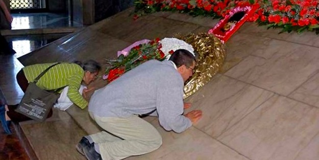 Sözcü'den Anıtkabir ziyaretçilerine hakaret!