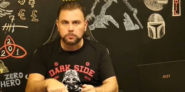 Sözcü'nün soyadını gizleyen yazarına bak sen! Hadi oradan be