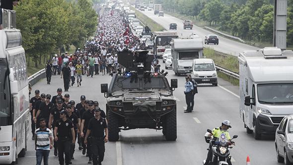 Yürüyüşte dikkat çeken önlem!