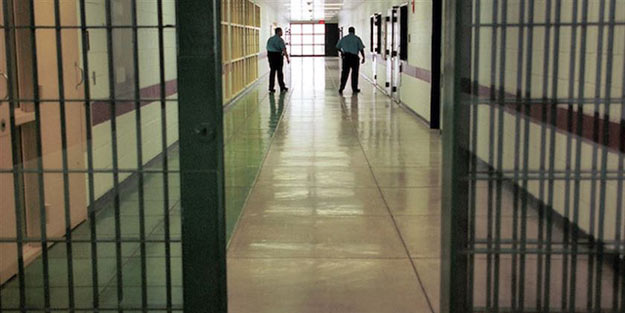 Sözde avukat! Not kağıdı ile iletiyordu yakalandı