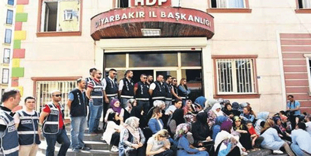 Sözde hak savunucuları zulüm binasına kör