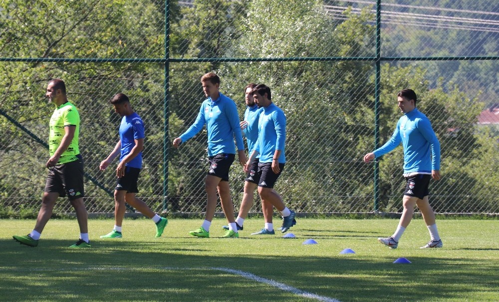 Sözleşme imzalamayan futbolcular Bolu’da kampa girdi 