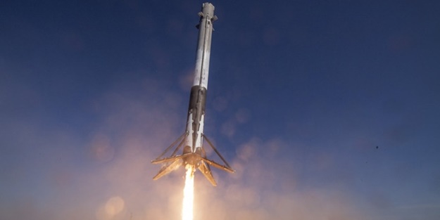 SpaceX Falcon 9 kalkış yaparken patladı!