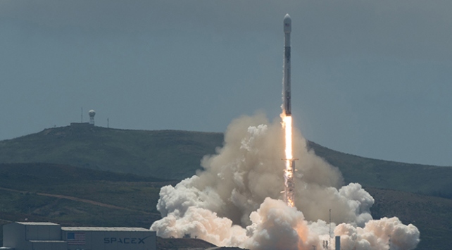 SpaceX uzaya telekom uydusu gönderdi
