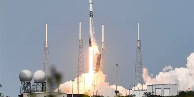 SpaceX, uzaya yeni uydular gönderdi