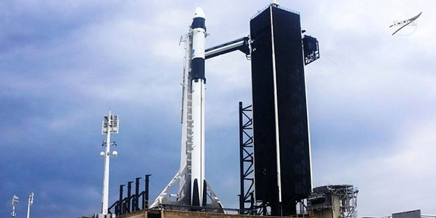 SpaceX'in tarihi uçuşu gerçekleşti