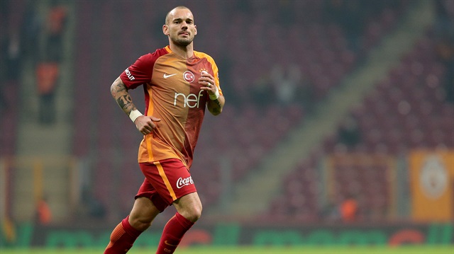 Sparta Prag Wesley Sneijder'i de istemiş