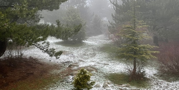 Spil Dağı'na nisan ayında kar yağdı