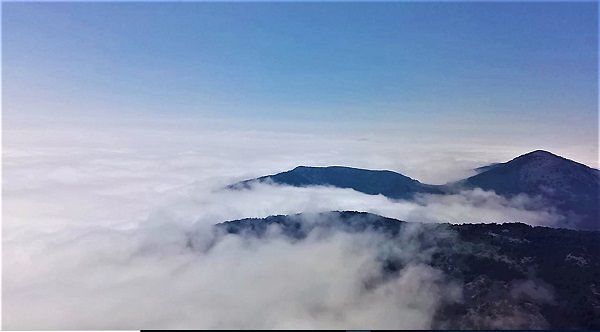 Spil Dağı'nı bulutlar yuttu