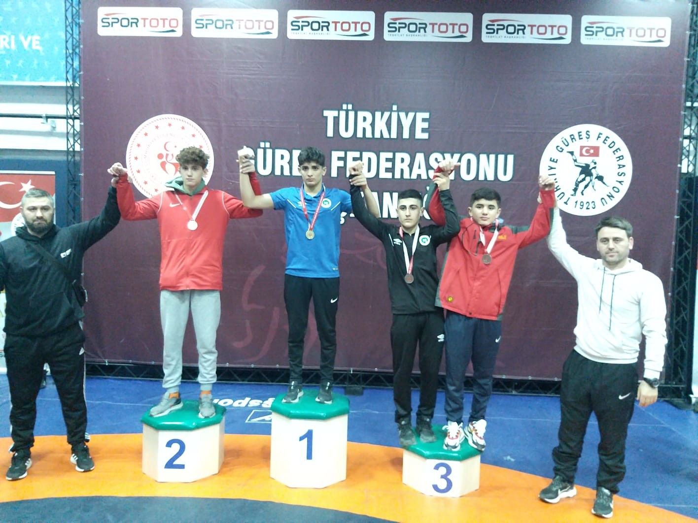 Spor akademisi sporcuları başarıdan başarıya koşuyor