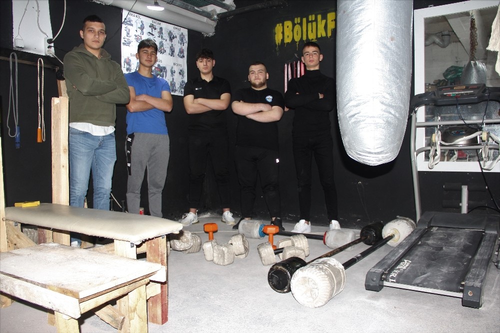 Spor aletleri pahalı gelince kendi spor salonlarını yaptılar 