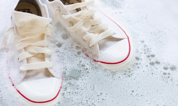 Spor ayakkabılardaki zorlu lekelerden kurtulmak hiç bu kadar kolay olmamıştı!