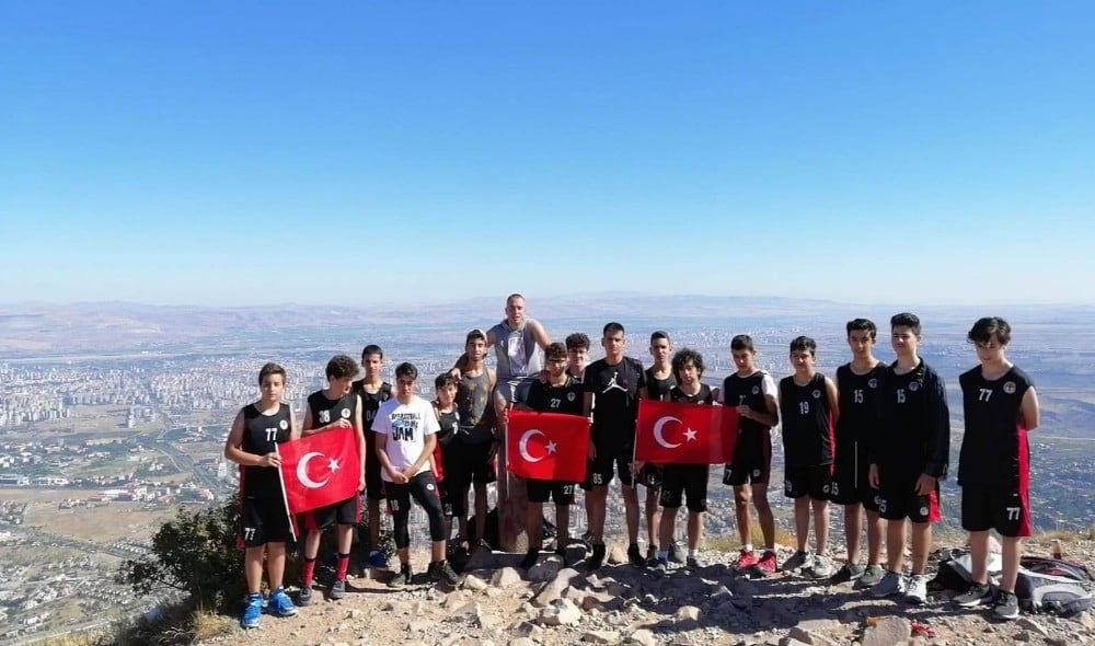 Spor Kulübü, bayram mesajını Ali Dağı’nın zirvesinde verdi 