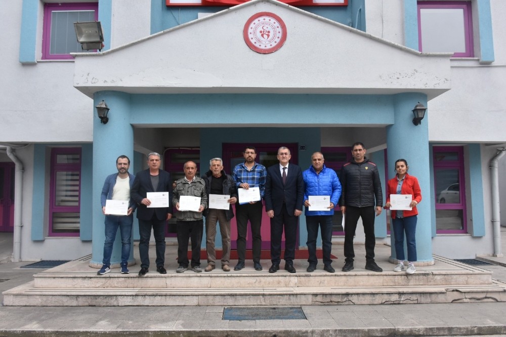 Spor kulüplerine tebrik belgeleri verildi 
