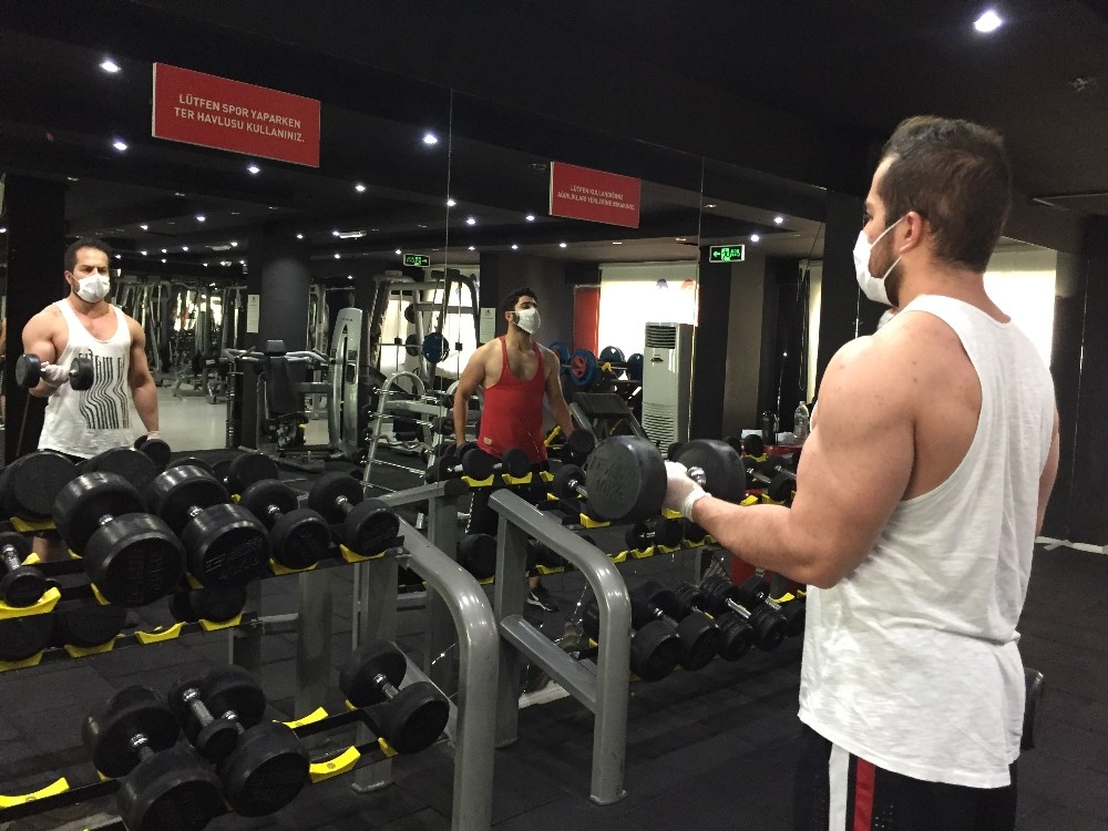 Spor salonları yeni tedbirlerle kapılarını açtı 