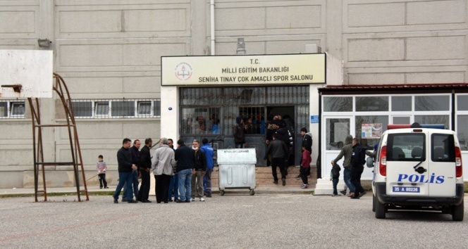 Spor salonunda bekletilen mülteciler isyan etti