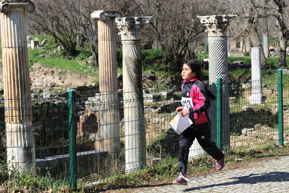Sporcular antik kentte yarıştı 