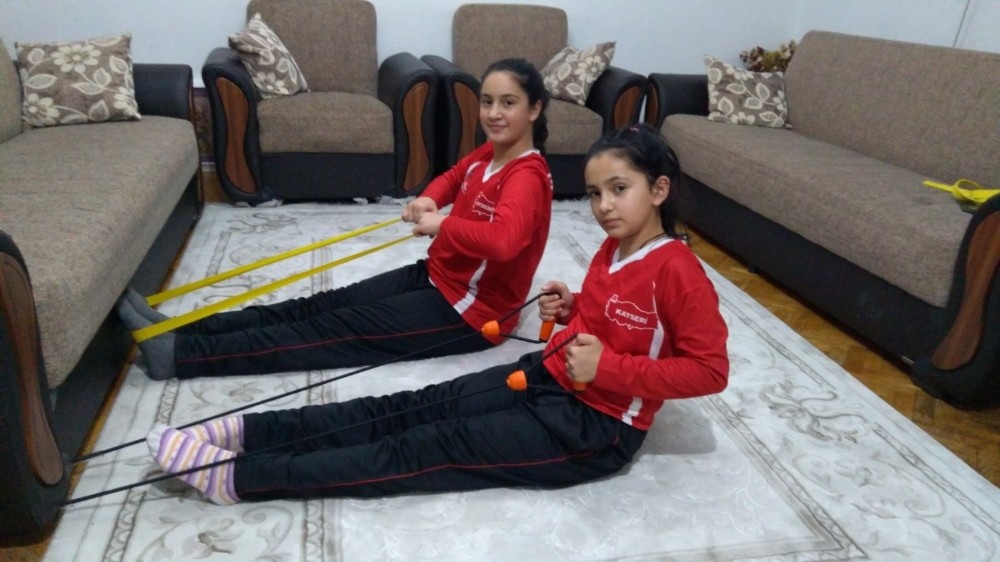 Sporcular antrenmanlarını evde sürdürüyor 
