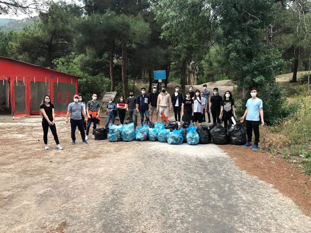 Sporcular ve antrenörler temiz çevre için çöp topladı 