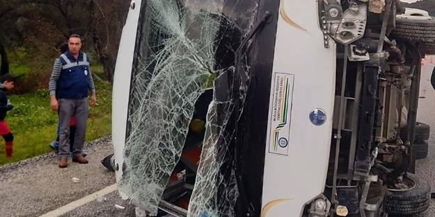 Sporcuları taşıyan minibüs devrildi: 8 çocuk yaralandı