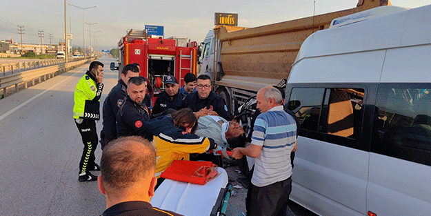 Sporcuları taşıyan minibüs hafriyat kamyonuna çarptı! 16 kişi…