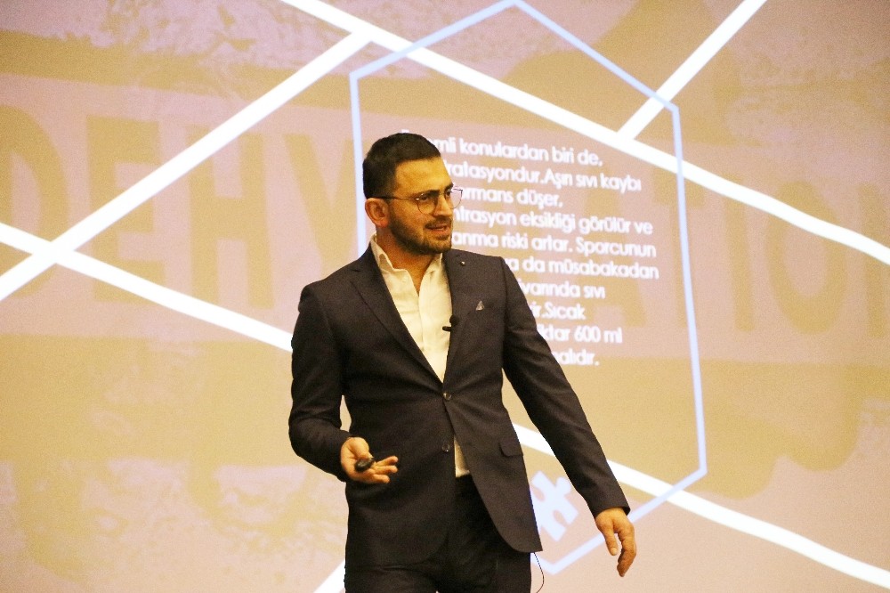 Sporcuların nasıl beslenmesi gerektiği anlatıldı 