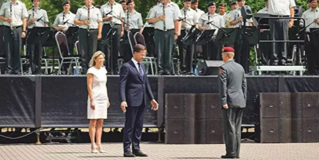 Srebrenitsa katliamına ortak olan Hollanda askerlerine soykırım şerefine madalya!