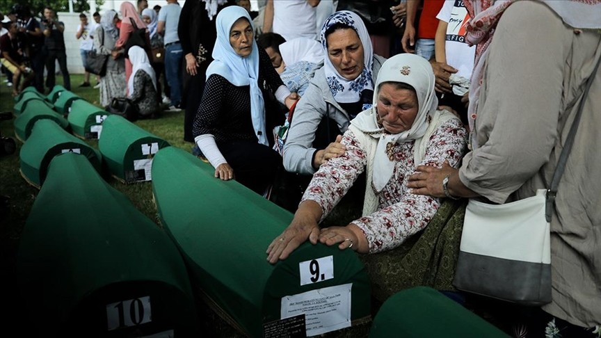 Srebrenitsa kurbanlarının tabutları defnedilecekleri Potoçari Anıt Mezarlığı'na taşındı