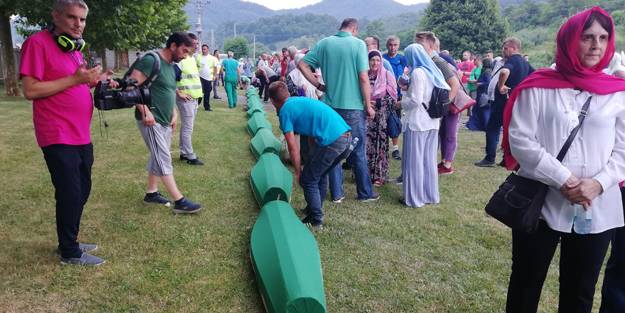 Srebrenitsa kurbanlarının tabutları gözyaşları eşliğinde taşındı!