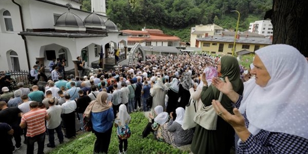 Srebrenitsa'nın sembol annesi Hakk'a uğurlandı