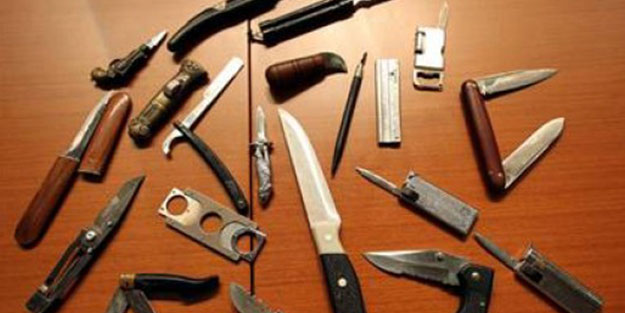 Sri Lanka'da polis kesici aletleri topluyor