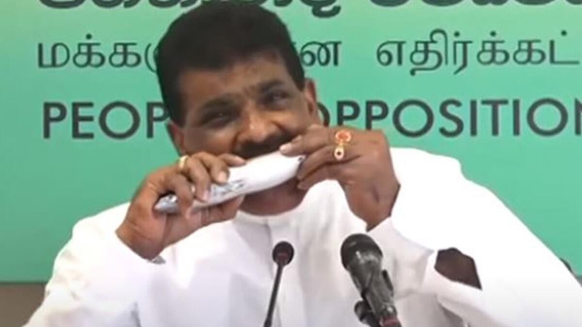 Sri Lankalı vekil çiğ balık yiyerek koronavirüs protestosu yaptı