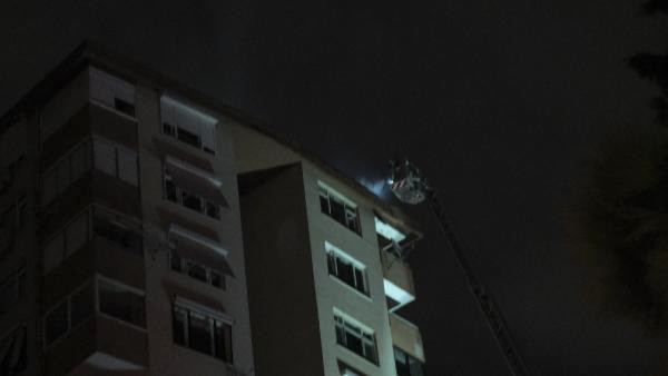 İstanbul'da korkutan çatı yangını