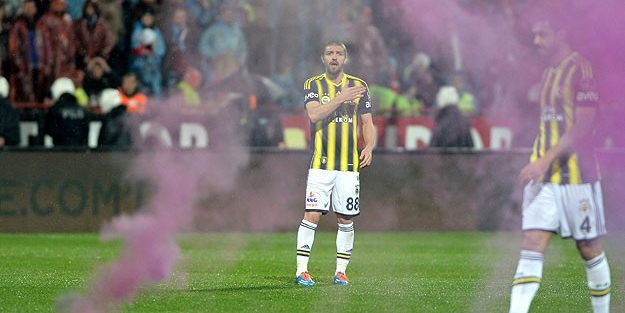 Stad karıştı maç tatil edildi