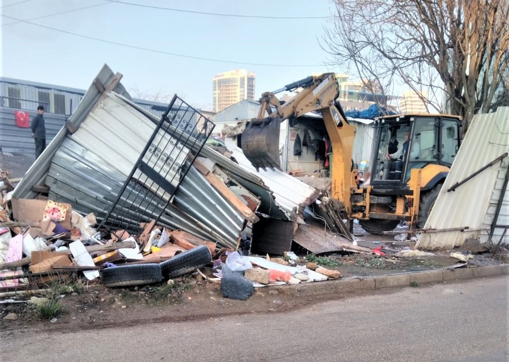 Stadyum çevresinde hurda temizliği 