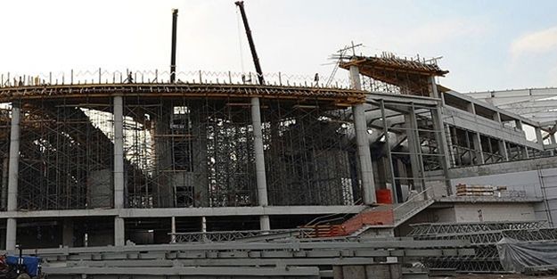 Stadyum inşaatı çöktü!