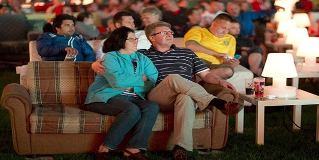 Stadyumu oturma salonuna çevirdiler!