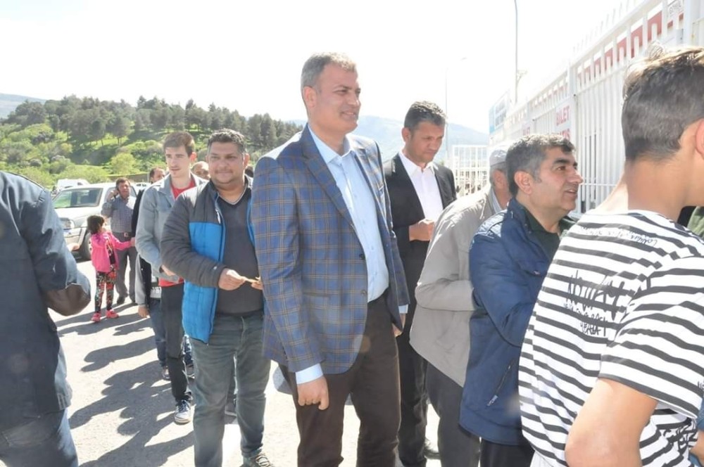 Stadyumun adını değiştirdi, maçı halkın içinde izledi 